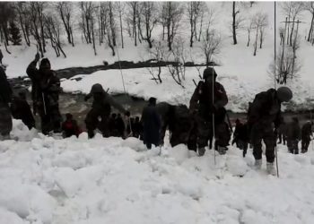 فوج اور جموں کشمیر پولیس نے کپواڑہ میں برف میں دبے شخص کی جان بچائی