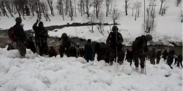فوج اور جموں کشمیر پولیس نے کپواڑہ میں برف میں دبے شخص کی جان بچائی
