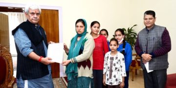 ایل جی سنہا نے سنیل پنڈت کی اہلیہ کو تقرری خط سونپا