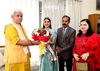 مسز ورلڈ سرگم کوشل نے لیفٹیننٹ گورنر سے ملاقات کی
