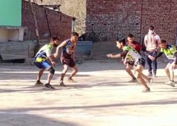 کھیل کے میدان کے لئے ترستے کھلاڑی
