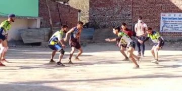 کھیل کے میدان کے لئے ترستے کھلاڑی