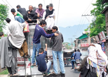 سرینگر کے مختلف روٹوں پر مسافر گاڑیوںکی شدید قلت سے لوگ پریشان