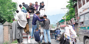 سرینگر کے مختلف روٹوں پر مسافر گاڑیوںکی شدید قلت سے لوگ پریشان