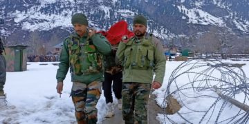 کشتواڑ میں فوج اور فضائیہ نے حاملہ خاتون کو ایئر لفٹ کیا