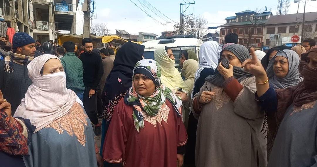 سمارٹ میٹروں کی تنصیب کے خلاف رعناواری میں سخت احتجاج