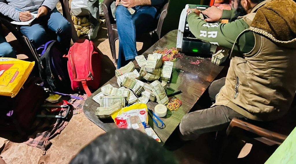 پونچھ میں سات کلو ہیرون ، 15ہزار امریکی ڈالراور 2.30کروڑ روپیہ نقدی برآمد