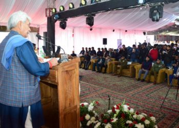 جموں وکشمیر کی ترقی میں خواتین کا نمایاں حصہ ہے: منوج سنہا