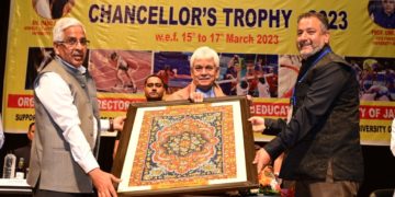 اعلیٰ تعلیمی اداروں کو کھیلوں کو بنیادی مضمون کے طور پر فروغ دینا چاہیے: ایل جی سنہا