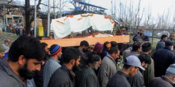 کولگام میں مسلمانوں ہندو شخص کی آخری رسومات ادا کرنے میں مدد کی