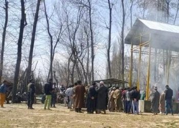 پلوامہ میں کشمیری پنڈت کی آخری رسومات میں سینکڑوں مقامی مسلمانوں کی شرکت