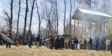 پلوامہ میں کشمیری پنڈت کی آخری رسومات میں سینکڑوں مقامی مسلمانوں کی شرکت
