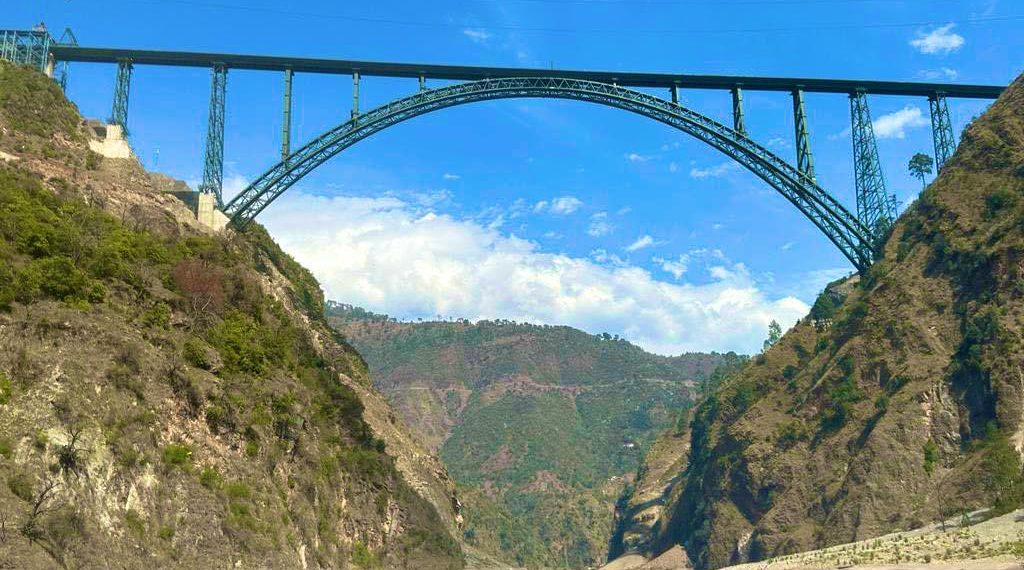 دریاچناب پر تعمیر دُنیا کے بلند ریلوے پل ٹریک پر آزمائشی گاڑی دوڑائی گئی