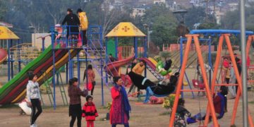 سرینگر میں عید کا جشن منانے کیلئے لوگ مقامی پارکوں میں امڑے