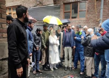 وقف بورڈ کی چیئرپرسن ڈاکٹراندرابی نے حضرت بل آتشزدگی کے متاثرین میں امداد تقسیم کی