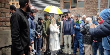 وقف بورڈ کی چیئرپرسن ڈاکٹراندرابی نے حضرت بل آتشزدگی کے متاثرین میں امداد تقسیم کی