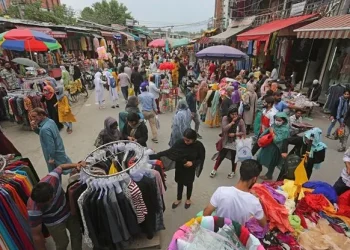 کشمیر میں عید کی تیاریاں زوروں پر۔ بازاروں میں رونق