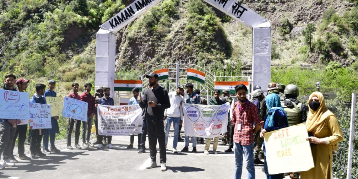 بھارتی فوج اور سماجی تنظیموں نے کشمیر میں منشیات کے خلاف پیدل مارچ کیا