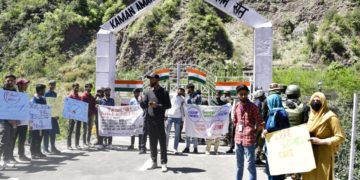 بھارتی فوج اور سماجی تنظیموں نے کشمیر میں منشیات کے خلاف پیدل مارچ کیا