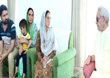 ایل جی سنہا نے مقتول شہری سنجے شرما کے اہل خانہ سے ملاقات کی