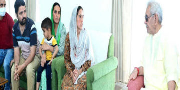 ایل جی سنہا نے مقتول شہری سنجے شرما کے اہل خانہ سے ملاقات کی