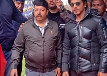 شاہ رخ خان نے کشمیر میں ’ڈنکی‘ کی شوٹنگ کے دوران مداحوںکے ساتھ فوٹو کھنچوائی