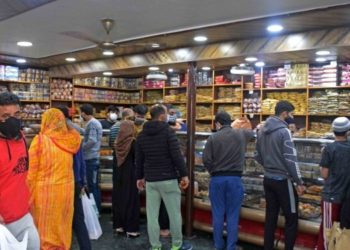 کشمیرمیں عیدالفطر کی آمد، بیکری اور مٹن کی دکانوں پر لوگوں کی بھاری بھیڑ