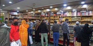 کشمیرمیں عیدالفطر کی آمد، بیکری اور مٹن کی دکانوں پر لوگوں کی بھاری بھیڑ