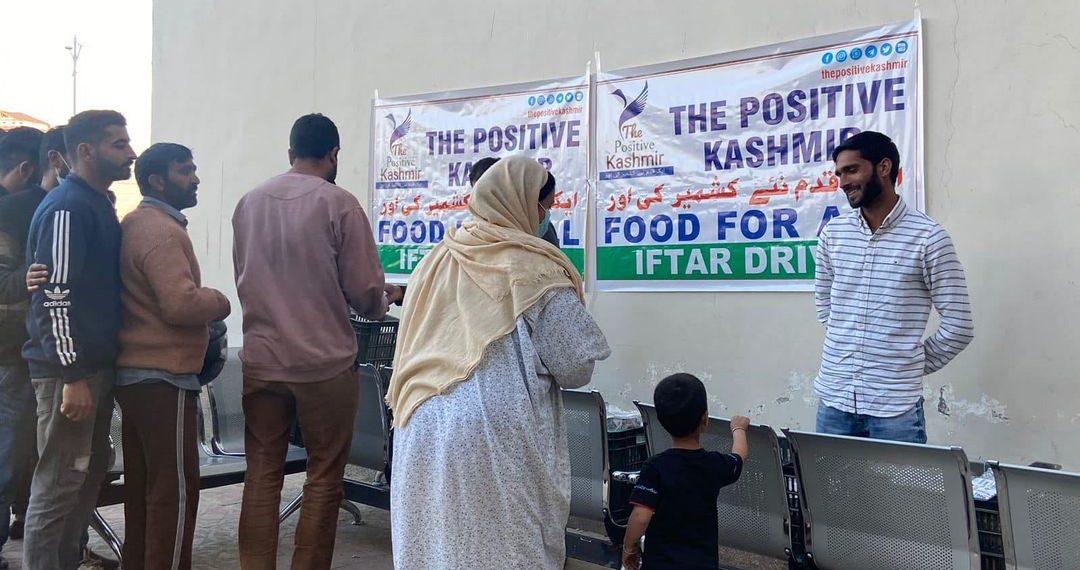 پازیٹیوکشمیر این جی او نے ضرورت مندوں میں عید فوڈ کٹس کی تقسیم کی