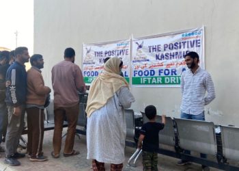 پازیٹیوکشمیر این جی او نے ضرورت مندوں میں عید فوڈ کٹس کی تقسیم کی