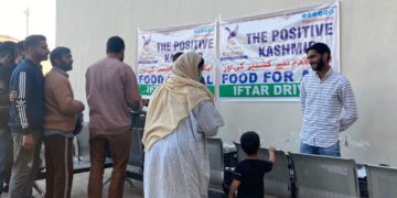 پازیٹیوکشمیر این جی او نے ضرورت مندوں میں عید فوڈ کٹس کی تقسیم کی