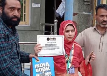 کشمیر ی لڑکی کو انڈین بک آف ریکارڈز سے ملا گولڈ میڈل
