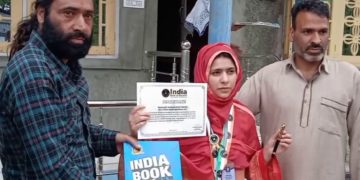 کشمیر ی لڑکی کو انڈین بک آف ریکارڈز سے ملا گولڈ میڈل