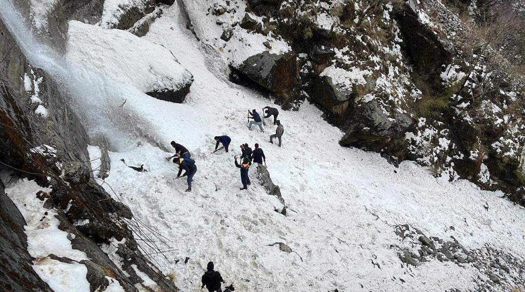 سکم میں برفانی تودہ گرنے سے 6 افراد ہلاک اور 150 افراد کے دبے ہونے کا خدشہ