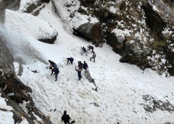 سکم میں برفانی تودہ گرنے سے 6 افراد ہلاک اور 150 افراد کے دبے ہونے کا خدشہ