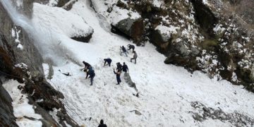 سکم میں برفانی تودہ گرنے سے 6 افراد ہلاک اور 150 افراد کے دبے ہونے کا خدشہ