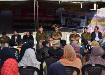 ایس ایس پی بارہمولہ نے اولڈ ٹاؤن بارہمولہ کے طلباء سے بات چیت کی