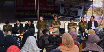 ایس ایس پی بارہمولہ نے اولڈ ٹاؤن بارہمولہ کے طلباء سے بات چیت کی
