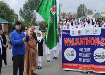 ڈی سی سری نگر نے ’G-20 سمٹ‘ کے بارے میں بیداری پیدا کرنے کیلئے واکتھون کو جھنڈی دکھا کر روانہ کیا
