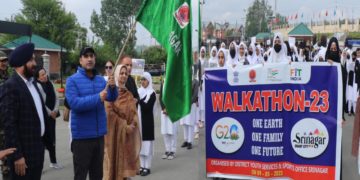 ڈی سی سری نگر نے ’G-20 سمٹ‘ کے بارے میں بیداری پیدا کرنے کیلئے واکتھون کو جھنڈی دکھا کر روانہ کیا
