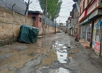 وادی کے طول ارض میںسڑکوں کی حستہ حالت لوگوں کے لئے درد سر