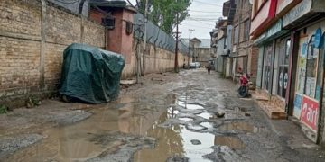 وادی کے طول ارض میںسڑکوں کی حستہ حالت لوگوں کے لئے درد سر