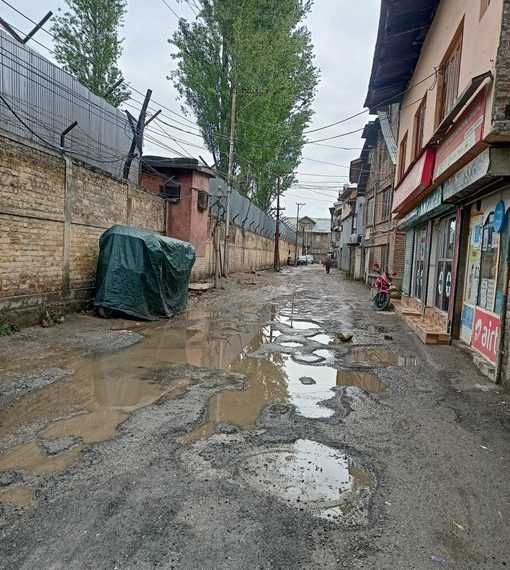 وادی کے طول ارض میںسڑکوں کی حستہ حالت لوگوں کے لئے درد سر