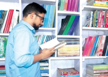 جموں کے نوجوان کی ’لیٹس ٹاک لائبریری‘ دیہی کشمیر میں تبدیلی لارہی ہے