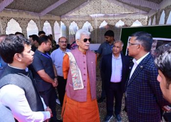 جموں وکشمیر کےایل جی منوج سنہا نے زیوان کا دورہ کیا