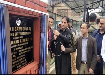 میئر سری نگر نے بٹاملو میں ایس ڈی اے پارکنگ کا افتتاح کیا