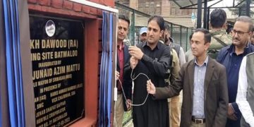 میئر سری نگر نے بٹاملو میں ایس ڈی اے پارکنگ کا افتتاح کیا