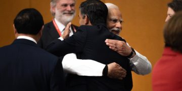  مودی اور سنک کا ایک دوسرے کو  گلے ملنا ’ مضبوط  دوستی ‘ کی علامت ۔ برطانوی ہائی کمیشن