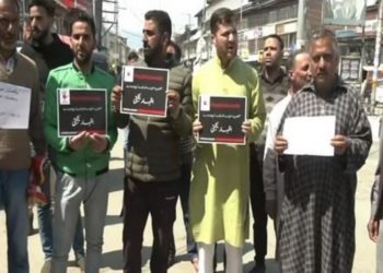 پاکستان میں شیعہ اساتذہ کی ٹارگٹ کلنگ کے خلاف سرینگر میں احتجاج