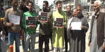 پاکستان میں شیعہ اساتذہ کی ٹارگٹ کلنگ کے خلاف سرینگر میں احتجاج